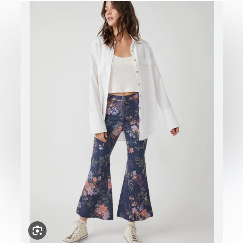 NWOT Free People Youthquake Printed Crop Flare
Jeans w floral design, size US 29